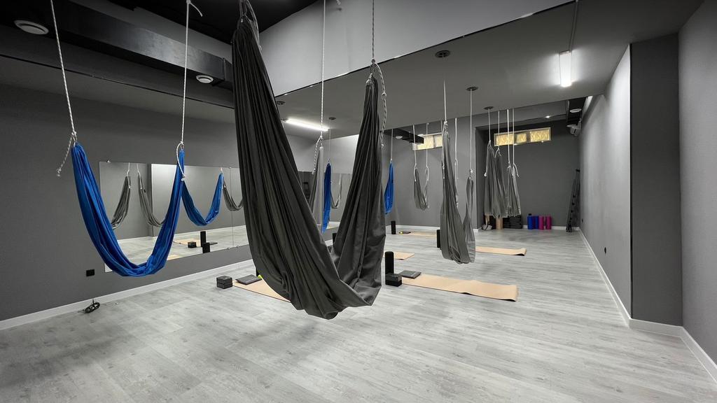 Sisters Stretching — фото 1